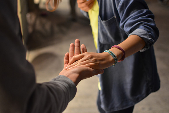 Photo de deux personnes se tenant la main